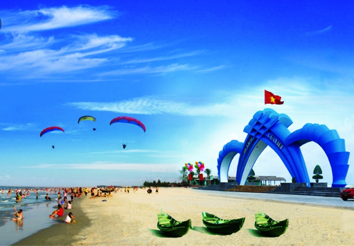 Bãi biển Cửa Việt có rất đông khách du lịch đến tắm và nghỉ dưỡng.