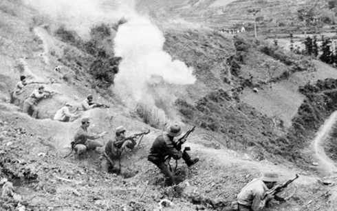 Lực lượng công an vũ trang dũng cảm chiến đấu tại khu vực Đồng Đăng, tỉnh Lạng Sơn. (Ảnh: Tạ Hải/TTXVN)