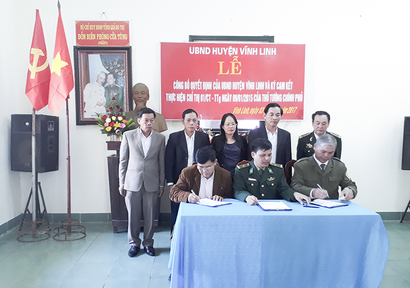 Lễ công bố Quyết định của UBND huyện Vĩnh Linh và kí cam kết thực hiện Chỉ thị 01/CT-TTg của Thủ tướng Chính phủ. Ảnh: XUÂN THẾ