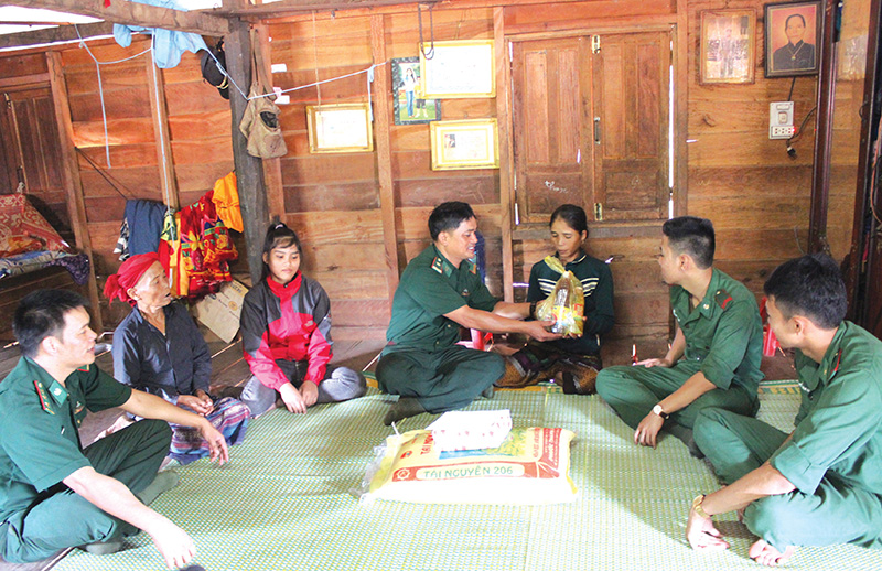 Cán bộ, chiến sĩ Biên phòng thăm, tặng quà cho phụ nữ nghèo vùng biên giới​