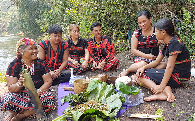 Thưởng thức kăn chék bên bờ suối​