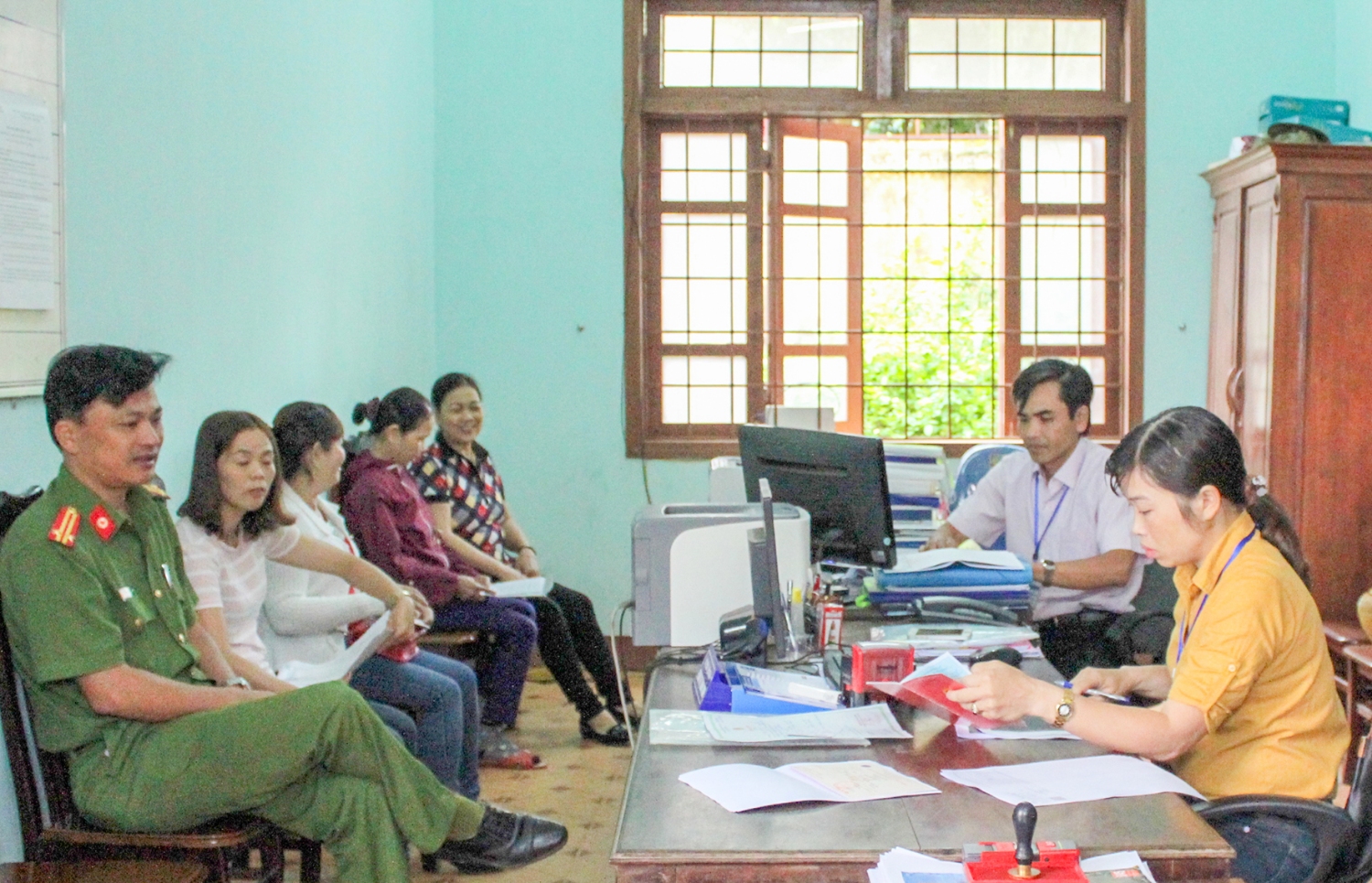 Cán bộ tư pháp, hộ tịch thị trấn Khe Sanh tiếp và xử lý hồ sơ của công dân