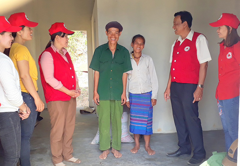 Ông Lê Bá Quang đến thăm, chúc mừng gia đình ông Hồ Văn có nhà mới trước tết​