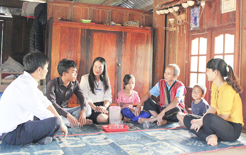 Cán bộ, giáo viên Trường Tiểu học Thanh cùng già làng vận động học sinh đến trường sau tết​