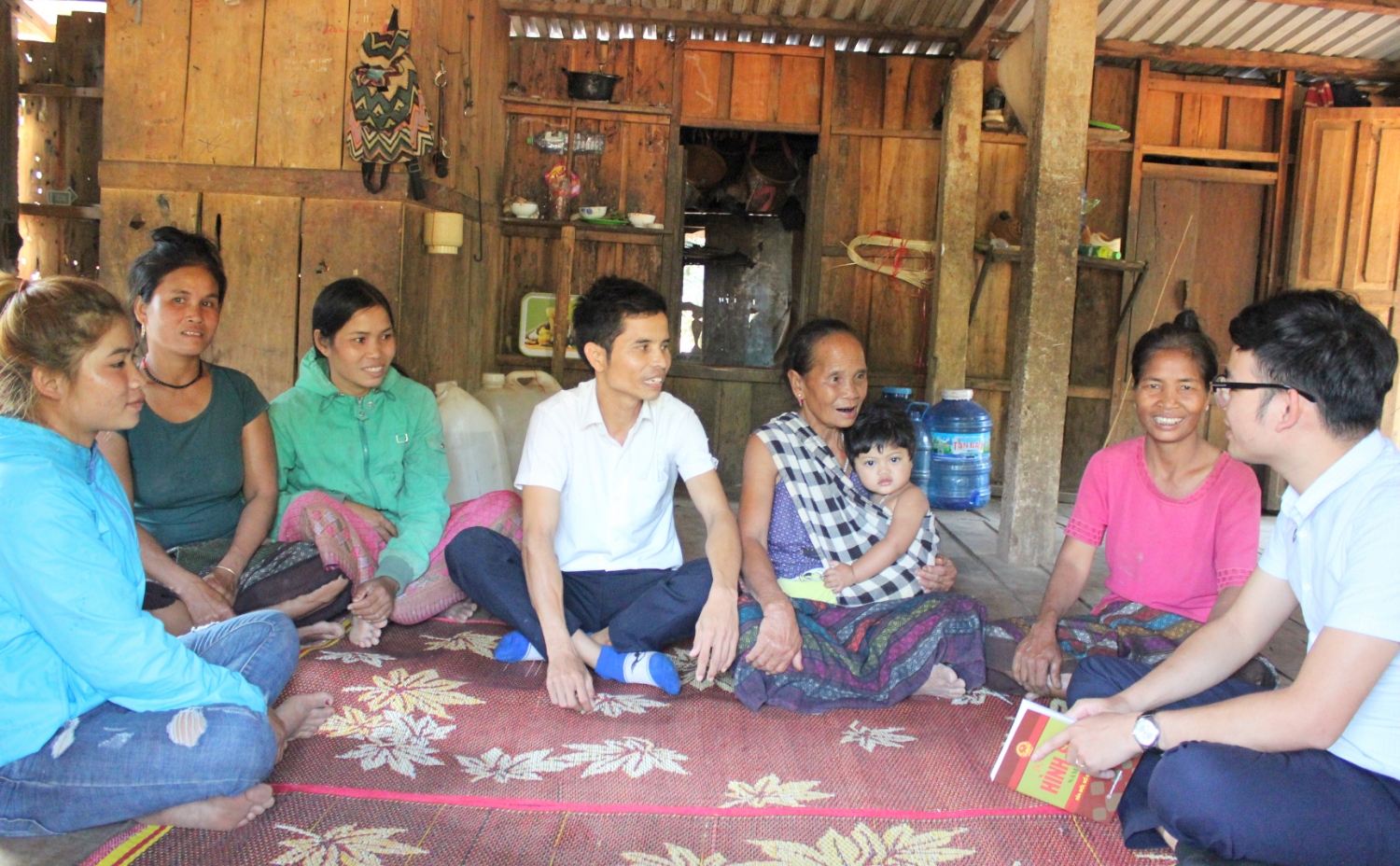 Cán bộ tư pháp – hộ tịch xã Thanh tuyên truyền pháp luật cho đồng bào dân tộc thiểu số​