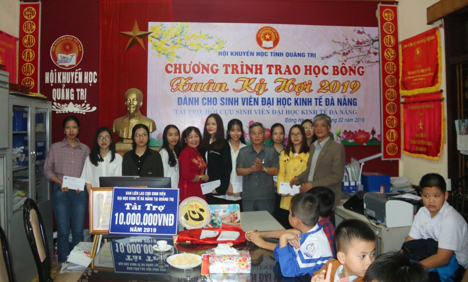 Chủ nhiệm UBKT Tỉnh ủy Thái Văn Hoạt cùng lãnh đạo Hội Khuyến học tỉnh trao học bổng cho sinh viên nghèo hiếu học.  ​