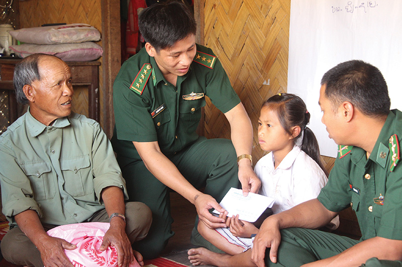 Cán bộ, chiến sĩ Biên phòng Quảng Trị giúp đỡ học sinh có hoàn cảnh khó khăn trong chương trình “Nâng bước em tới trường”​
