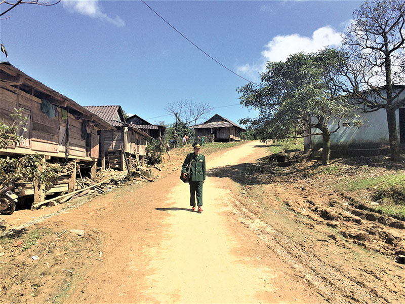Trung tá Lê Văn Đức trên đường về bản để khám chữa bệnh cho đồng bào dân tộc Vân Kiều, Pa Kô​