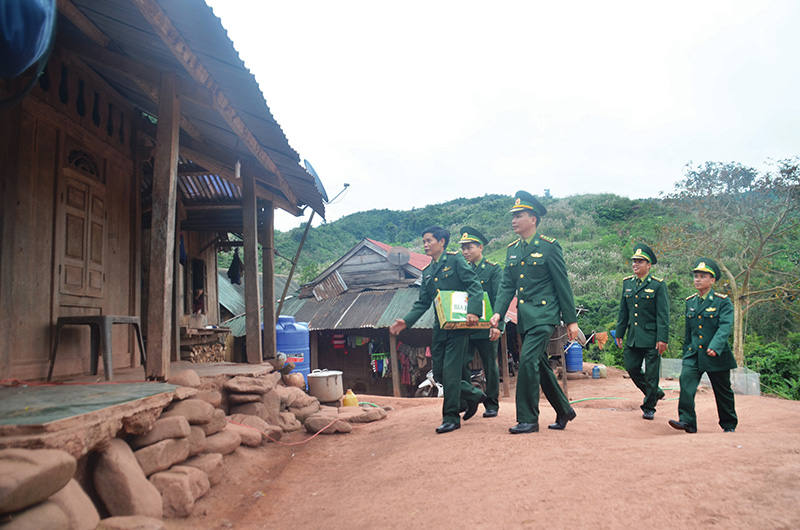 Cán bộ, chiến sĩ Đồn Biên phòng Cửa khẩu quốc tế La Lay thăm dân bản​