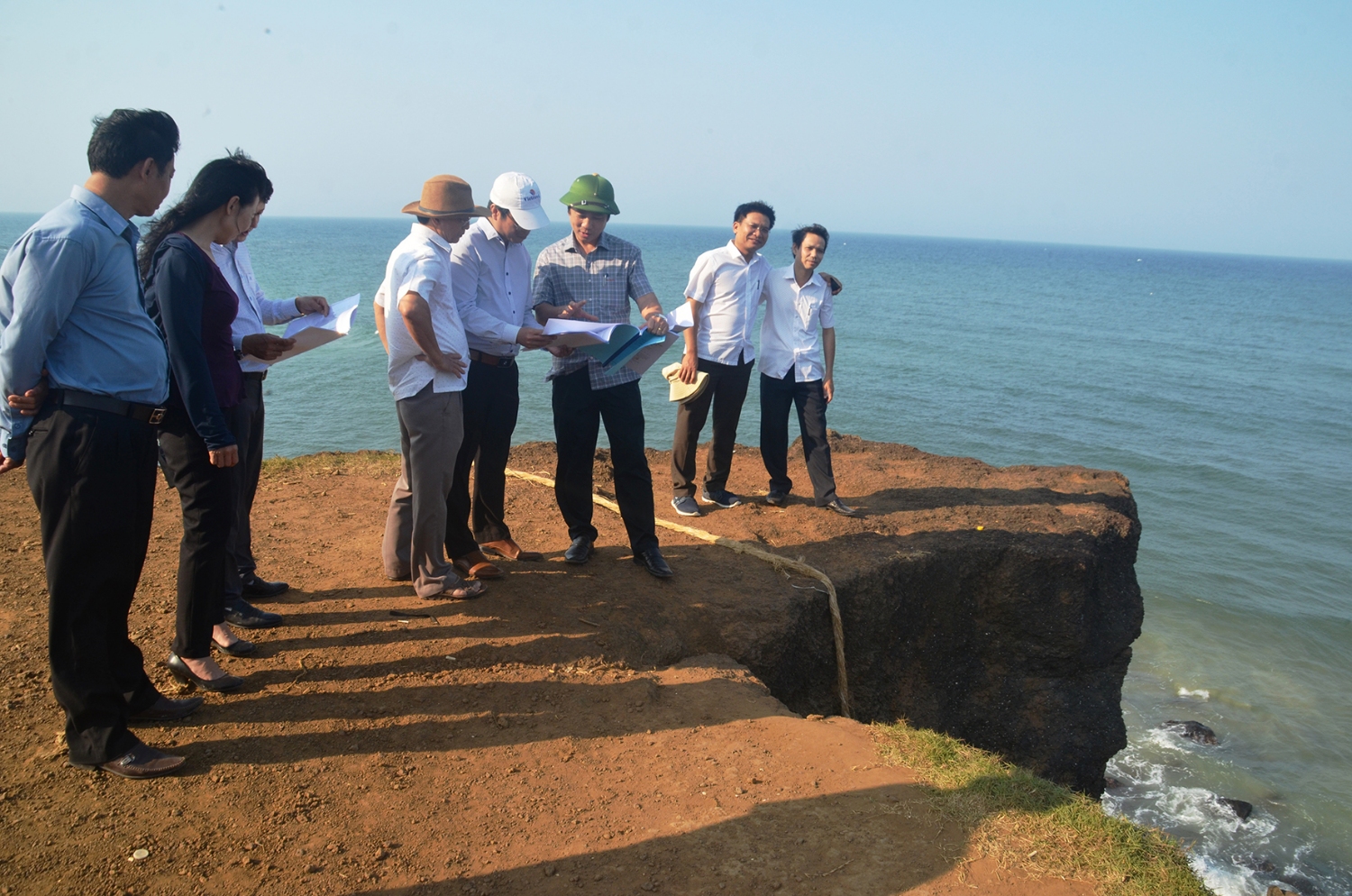 Đoàn công tác khảo sát tại điểm du lịch Mũi Trèo, huyện Vĩnh Linh
