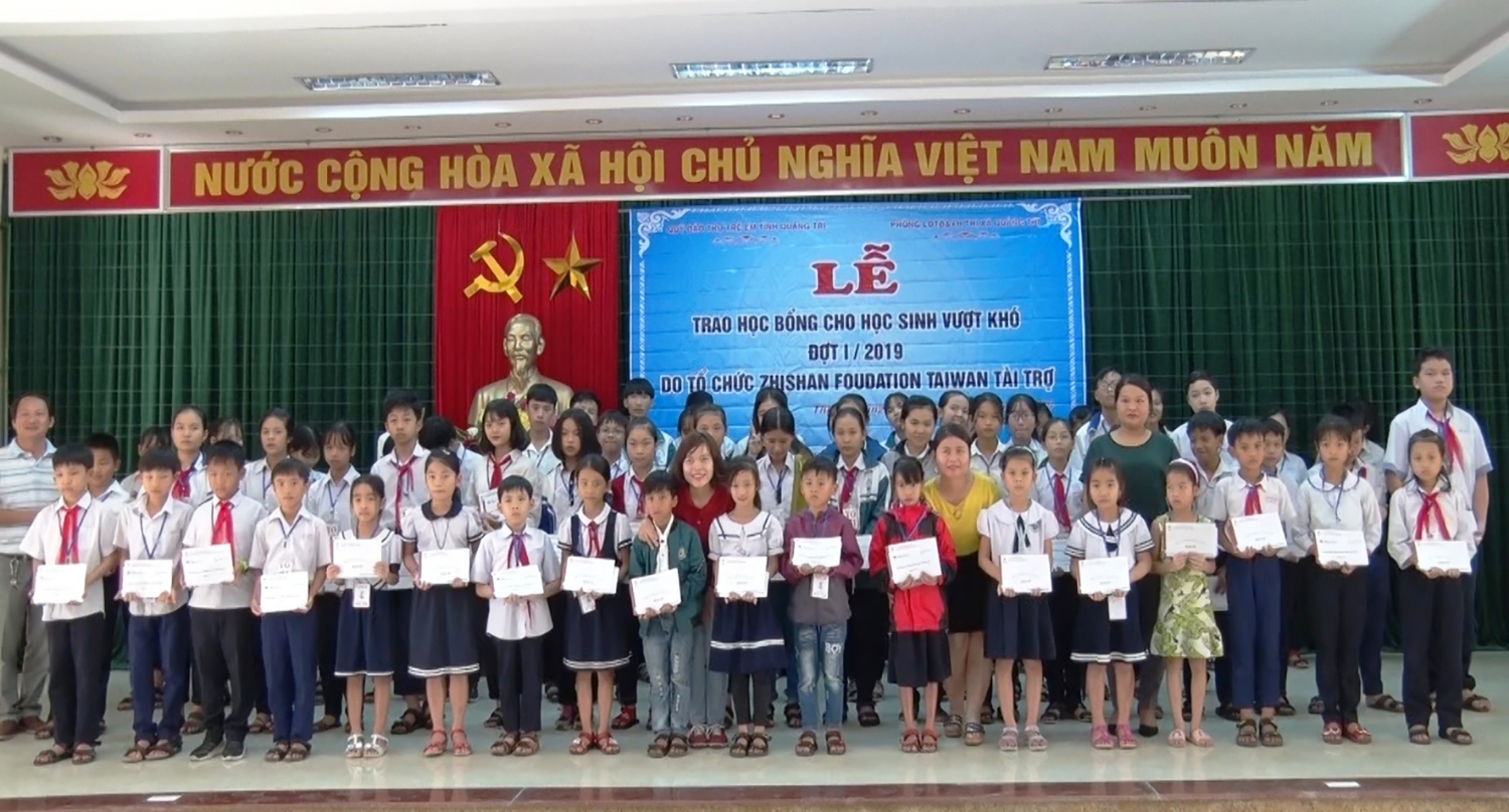 Trao 66 suất học bổng cho học sinh nghèo vượt khó học giỏi trên địa bàn thị xã Quảng Trị. Ảnh: Đ.V