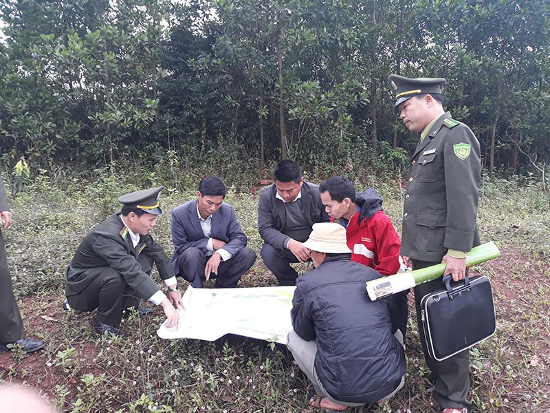 Kiểm lâm cùng người dân bàn các biện pháp bảo vệ rừng​