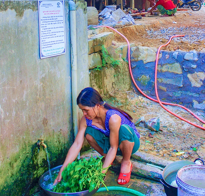 Người dân huyện Đakrông sử dụng nước sạch từ các công trình xây dựng bằng nguồn vốn của các chương trình, dự án​