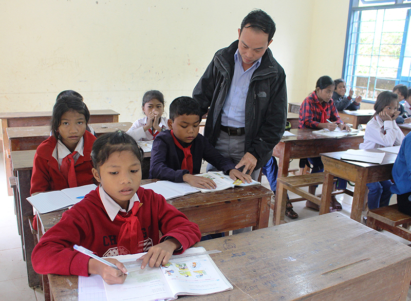 Vượt qua mọi khó khăn, tròn 16 năm thầy giáo Nguyễn Văn Hoàng gắn bó với học sinh vùng cao​