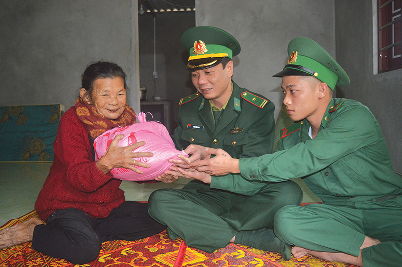 Cán bộ, chiến sĩ Đồn Biên phòng Cửa Tùng luôn gần gũi và sẵn sàng giúp đỡ nhân dân. Ảnh: LÂM THANH