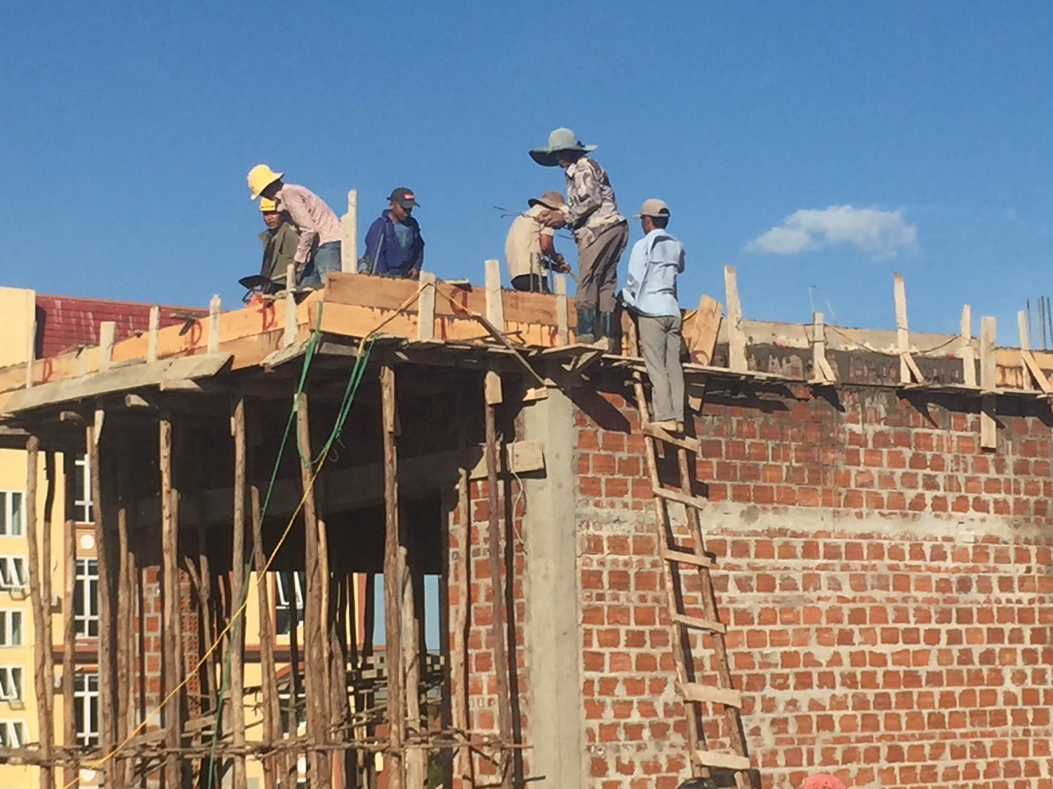 Nhờ được vay nguồn vốn ưu đãi từ chương trình cho vay nhà ở xã hội ở NHCSX tỉnh, nhiều hộ gia đình giảm được gánh nặng chi phí khi làm nhà​