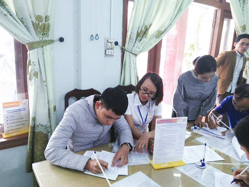 Nhân viên bưu điện hướng dẫn người dân thực hiện dịch vụ công qua bưu điện​