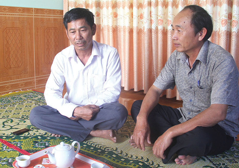 Anh Bùi Xuân Tấn (bên trái) kể chuyện về những lần tham gia bảo vệ chủ quyền an ninh vùng biển