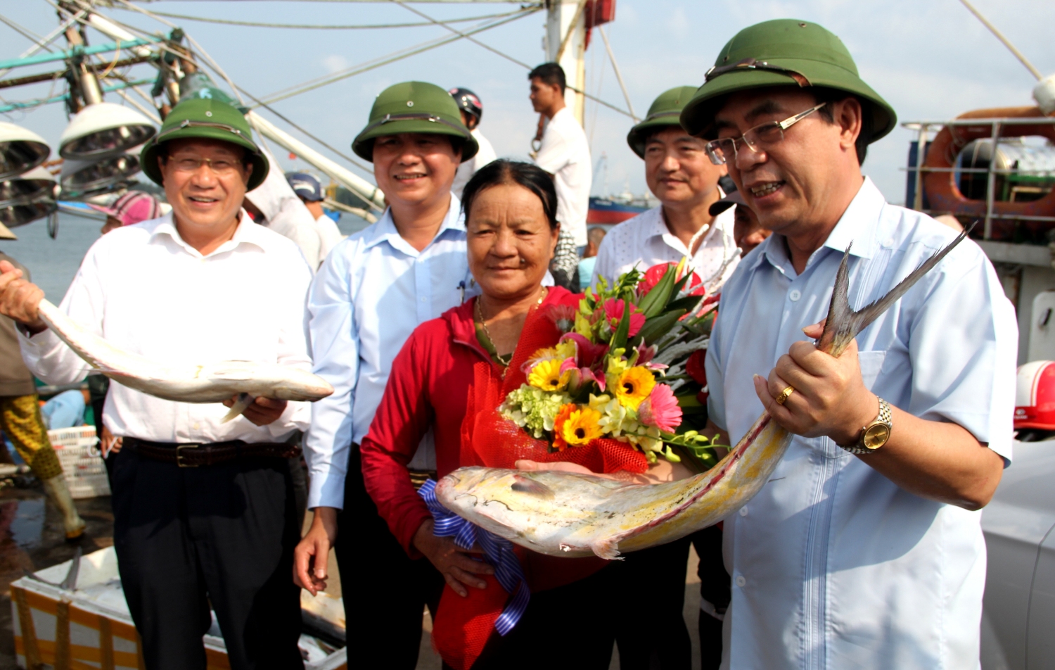 Chủ tịch UBND tỉnh Nguyễn Đức Chính và Phó Chủ tịch UBND tỉnh Hà Sỹ Đồng cùng lãnh đạo Sở NN&PTNT tặng hoa và chúc mừng gia đình ngư dân Lê Văn Viện đã có chuyến ra khơi đánh bắt thắng lợi đầu năm