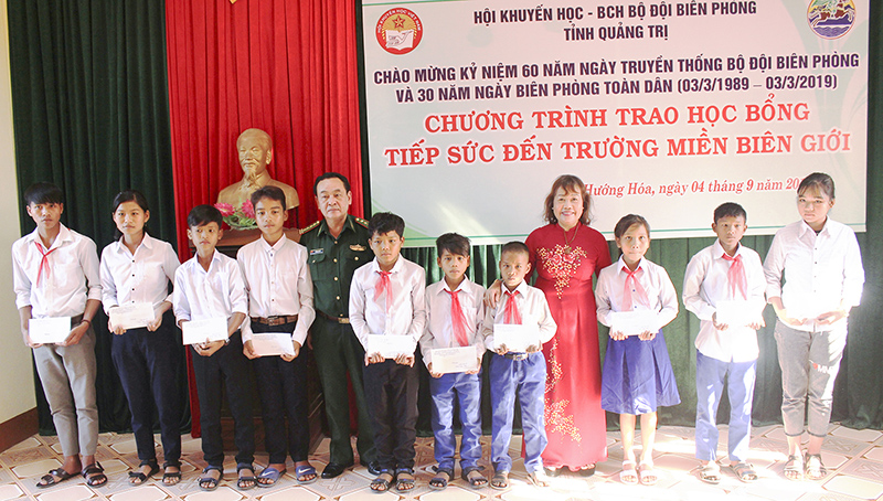 Hội Khuyến học tỉnh vận động các nhà hảo tâm trao học bổng cho học sinh nghèo vùng biên giới​