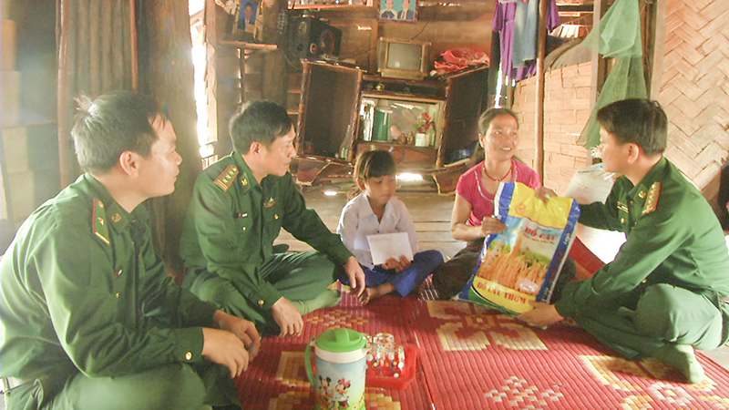 Cán bộ, chiến sĩ Đồn Biên phòng Tam Thanh trao quà cho gia đình đơn vị đỡ đầu ở thôn A Ho, xã Thanh, Hướng Hóa​