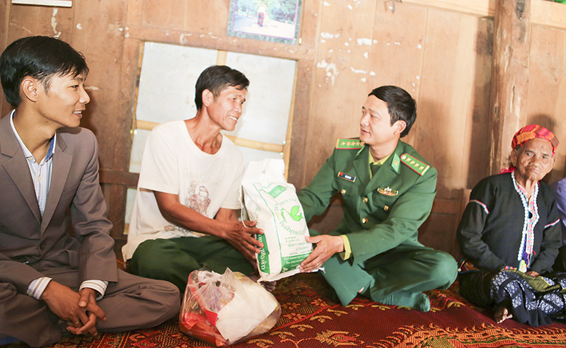 Cán bộ, chiến sĩ Đồn Biên phòng Ba Tầng tặng quà tết cho người dân bản A Dơi Đớ​