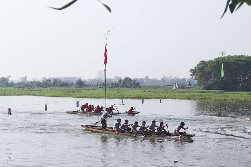 Với tinh thần thi đấu đầy quyết tâm, các đội đua thuyền đã mang đến cho khán giả những màn rượt đuổi gay cấn trên sông Hói Sòng​