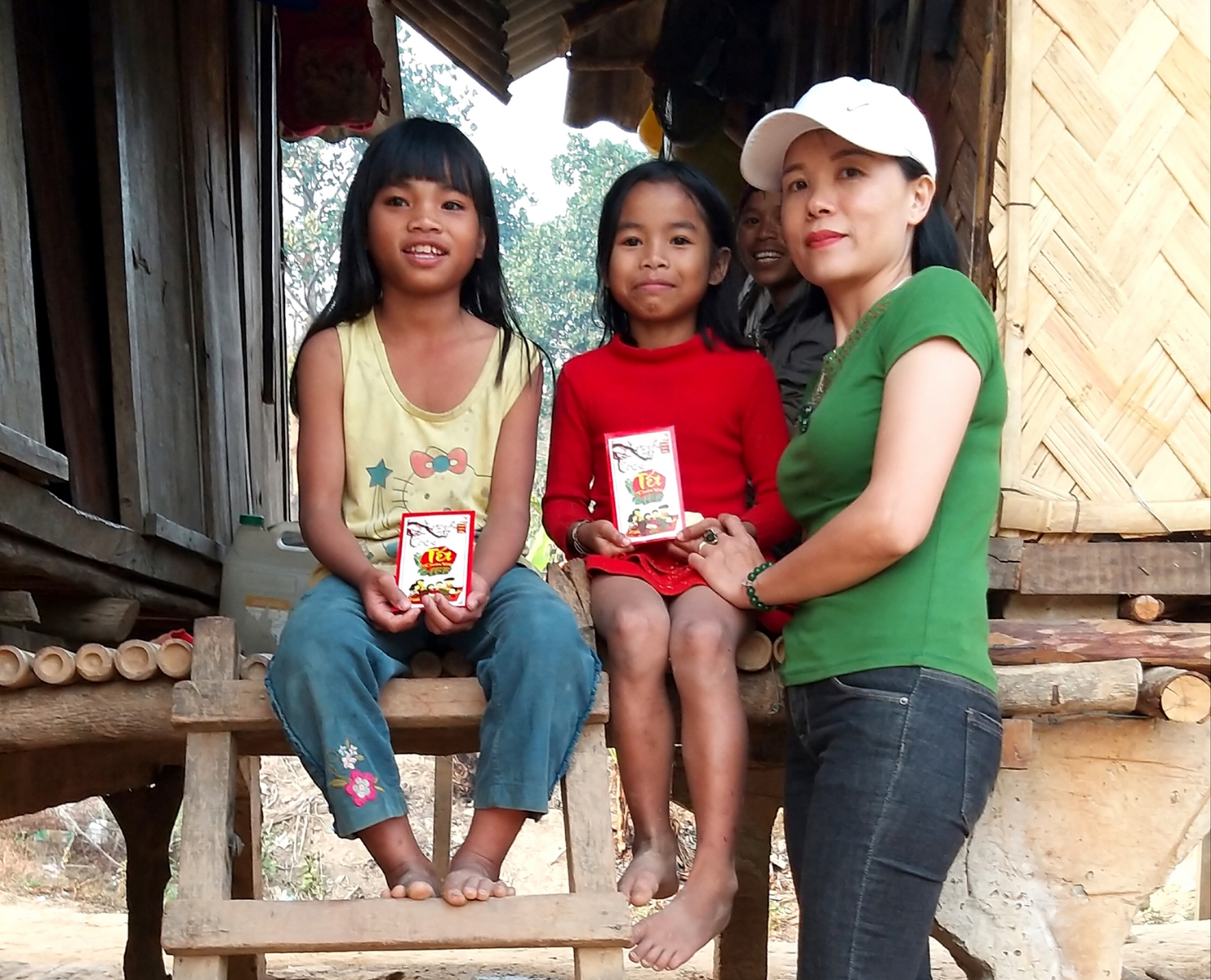 Các cô, thầy giáo Trường Tiểu học Hướng Phùng lì xì cho học sinh đầu năm mới​