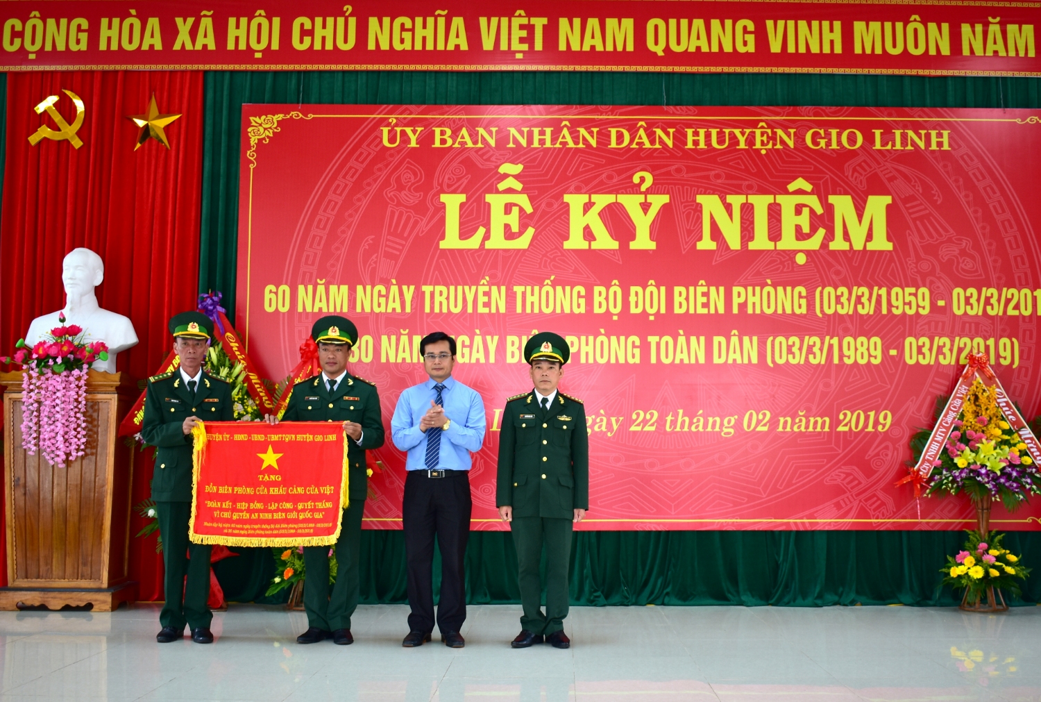 UBND huyện Gio Linh tặng cờ lưu niệm cho Đồn Biên phòng Cửa khẩu cảng Cửa Việt​