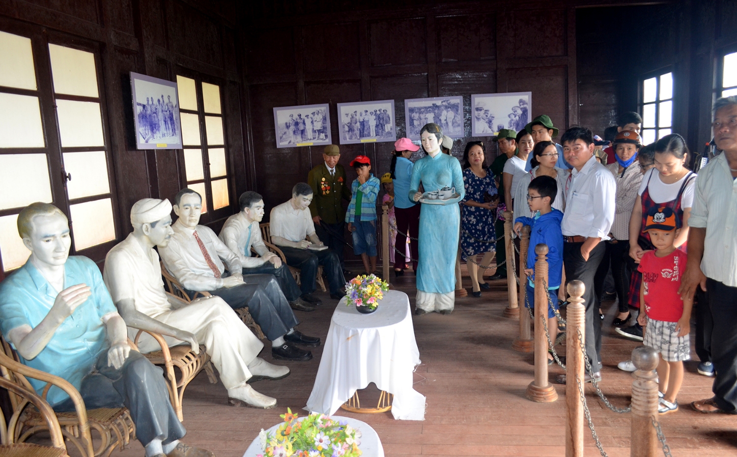 Khách du lịch tham quan nhà lưu niệm tại di tích Đôi bờ Hiền Lương – Bến Hải​