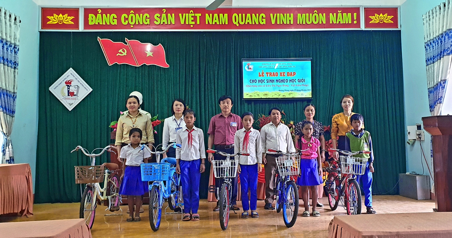 Trường Tiểu học Hướng Phùng trao xe đạp cho các em học sinh giỏi có hoàn cảnh khó khăn​