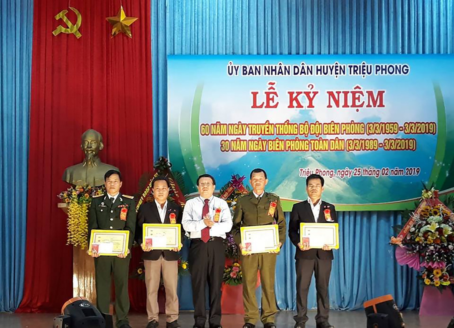 Phó Chủ tịch UBND tỉnh Hà Sỹ Đồng trao kỉ niệm chương “Vì chủ quyền an ninh biên giới” của Bộ Tư lệnh Bộ đội Biên phòng cho các cá nhân thuộc huyện Triệu Phong. Ảnh: Nguyễn Vinh