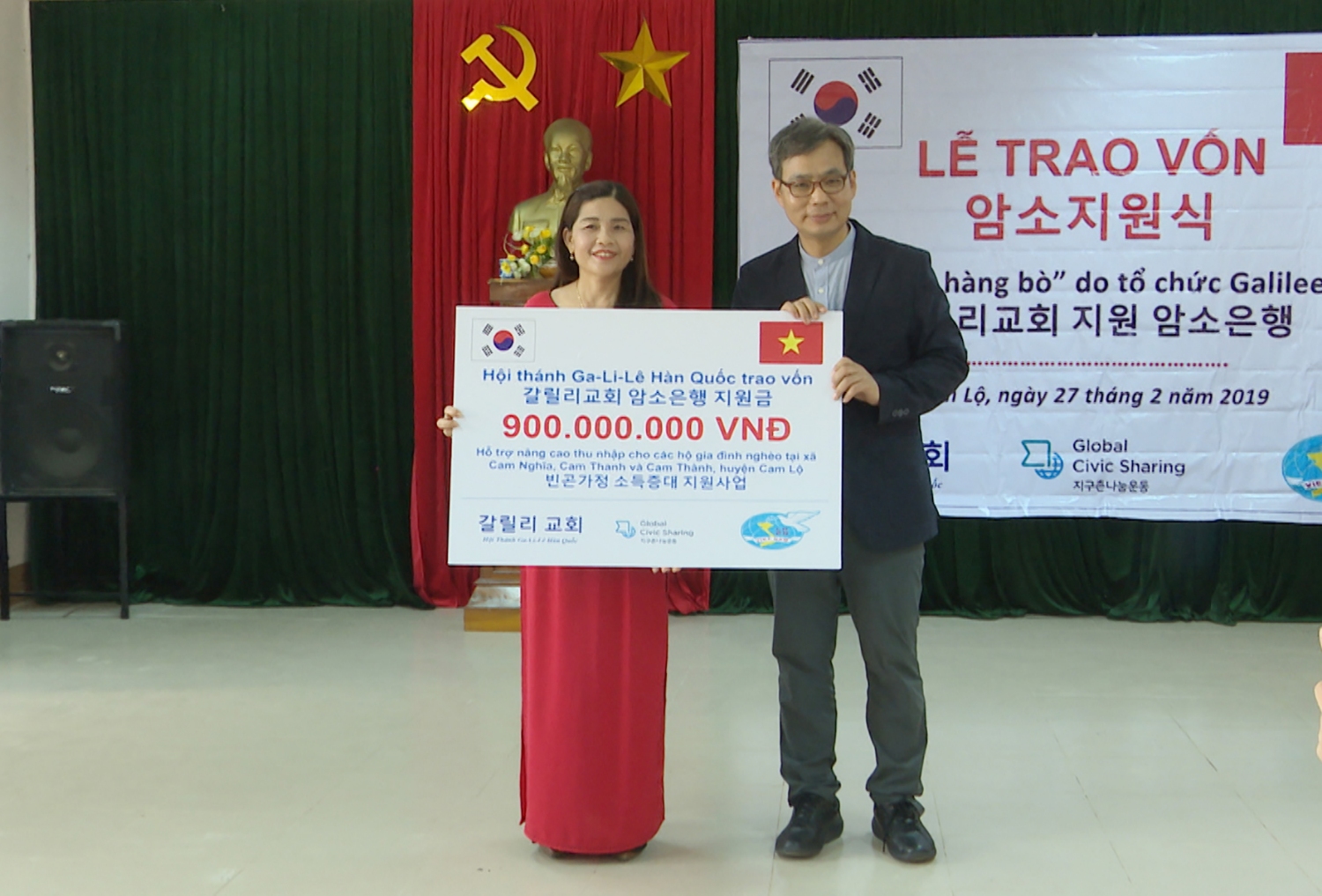 Đại diện tổ chức Galilee trao Bảng tượng trưng vốn vay cho Hội LHPN Cam Lộ