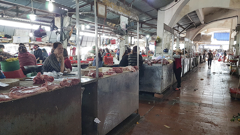 Các quầy bán thịt lợn ở chợ Đông Hà khá thưa thớt người mua hàng