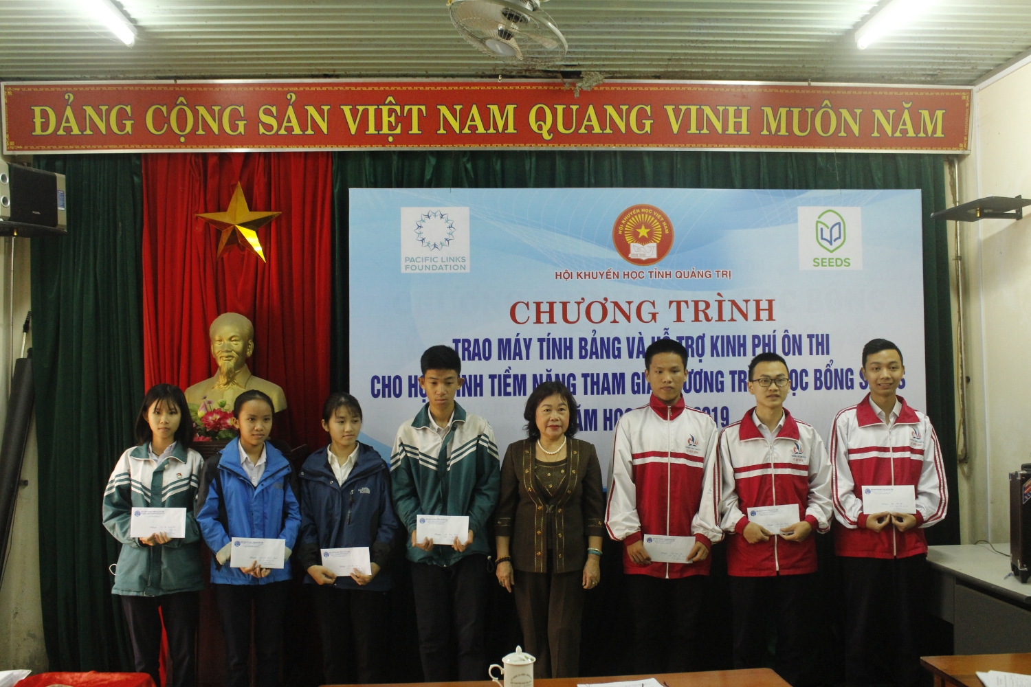 Chủ tịch Hội Khuyến học tỉnh trao học bổng cho các em