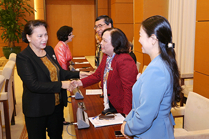 Chủ tịch Quốc hội Nguyễn Thị Kim Ngân bắt tay đại biểu tham dự Hội nghị