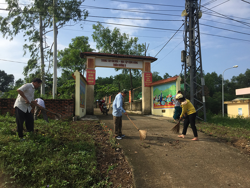 Chung tay vệ sinh đường làng ngõ xóm  Ảnh  PV