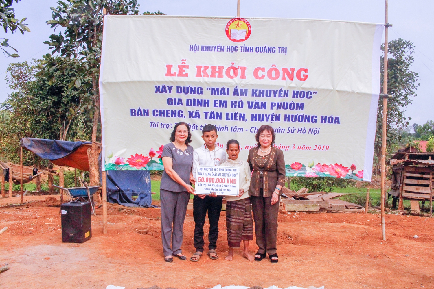 Đại diện Hội Khuyến học tỉnh trao số tiền 50 triệu đồng cho gia đình em Hồ Văn Phuôm