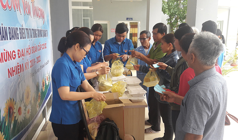 Đoàn cơ sở Sở Y tế tổ chức “Bữa cơm yêu thương” cho bệnh nhân đang điều trị tại Trung tâm Mắt tỉnh