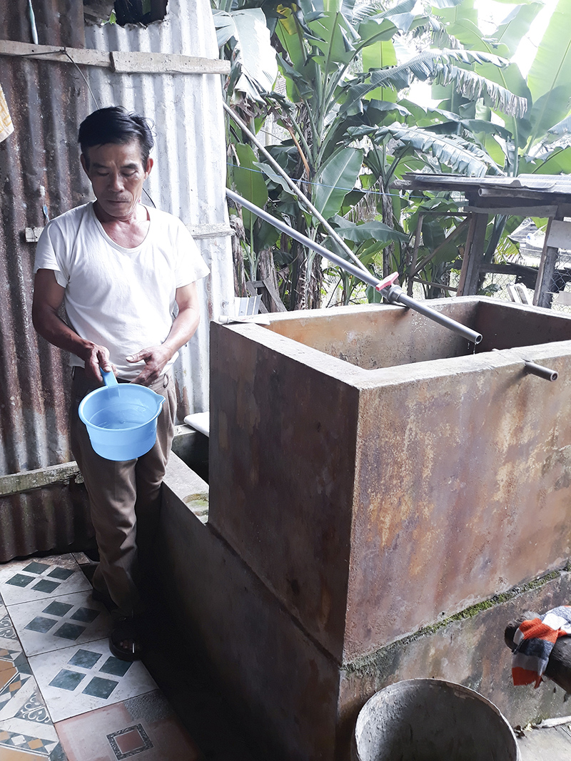 Người dân xã Triệu Giang lọc nước bằng bể thủ công không hợp vệ sinh​