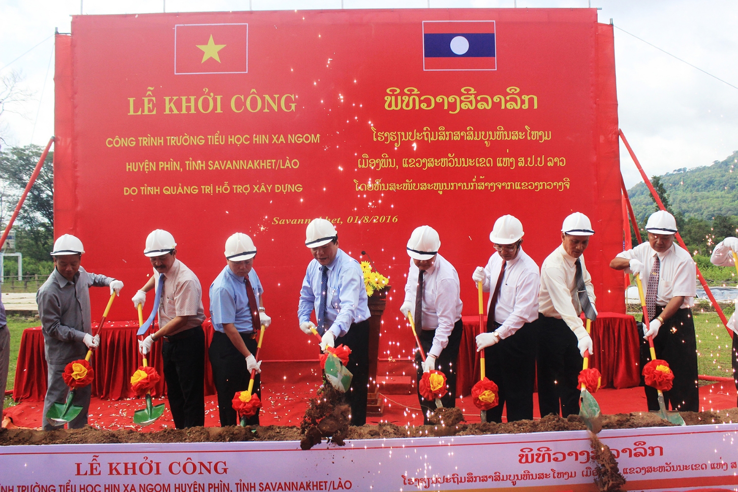 Lãnh đạo tỉnh Quảng Trị và tỉnh Savannakhet khởi công công trình Trường Tiểu học Hin Xa Ngom, huyện Phìn, tỉnh Savannakhet do tỉnh Quảng Trị hỗ trợ kinh phí xây dựng vào tháng 8/2016