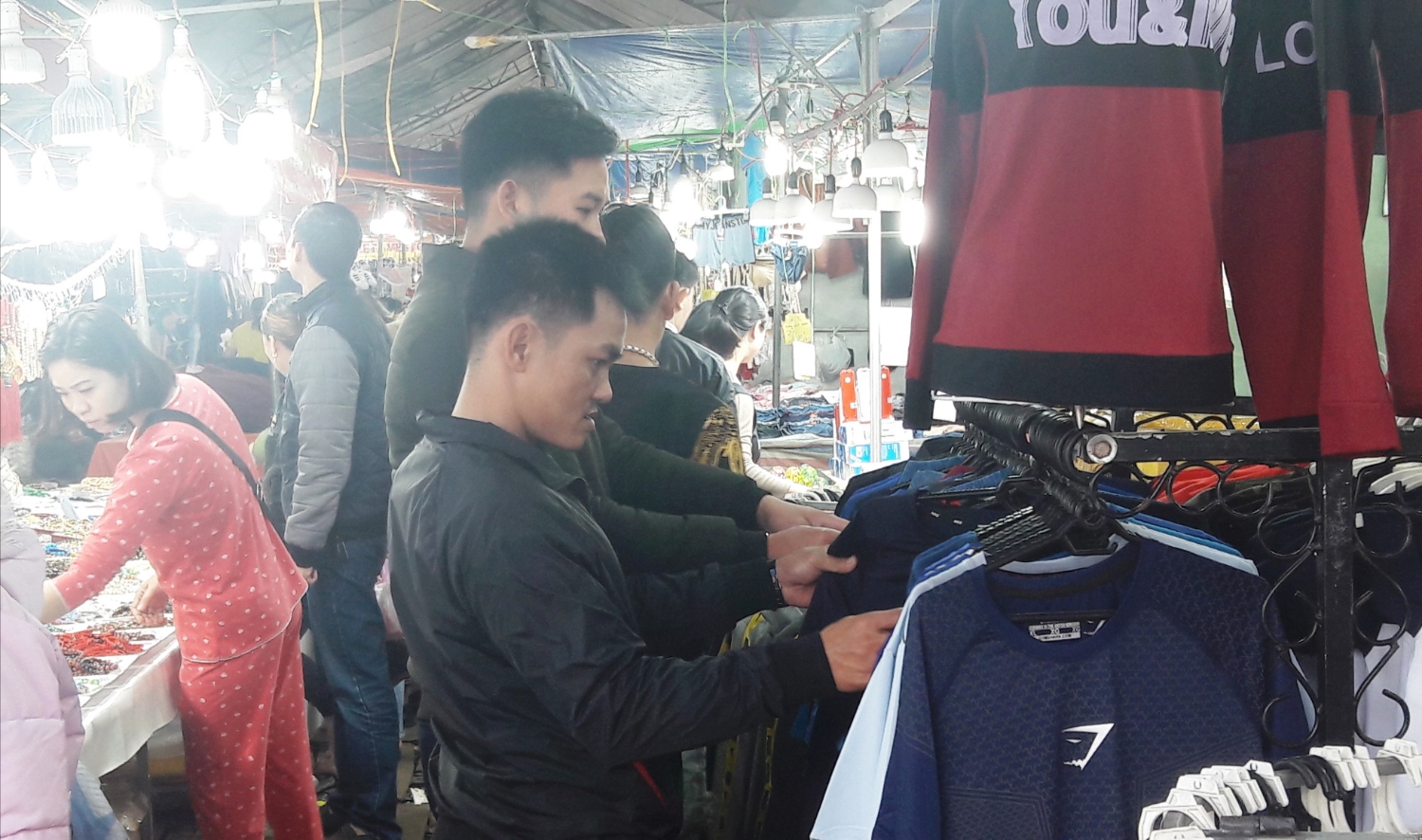 Người tiêu dùng trên địa bàn quan tâm đến các sản phẩm hàng Việt Nam chất lượng cao thay vì sử dùng hàng hóa không rõ nguồn gốc xuất xứ