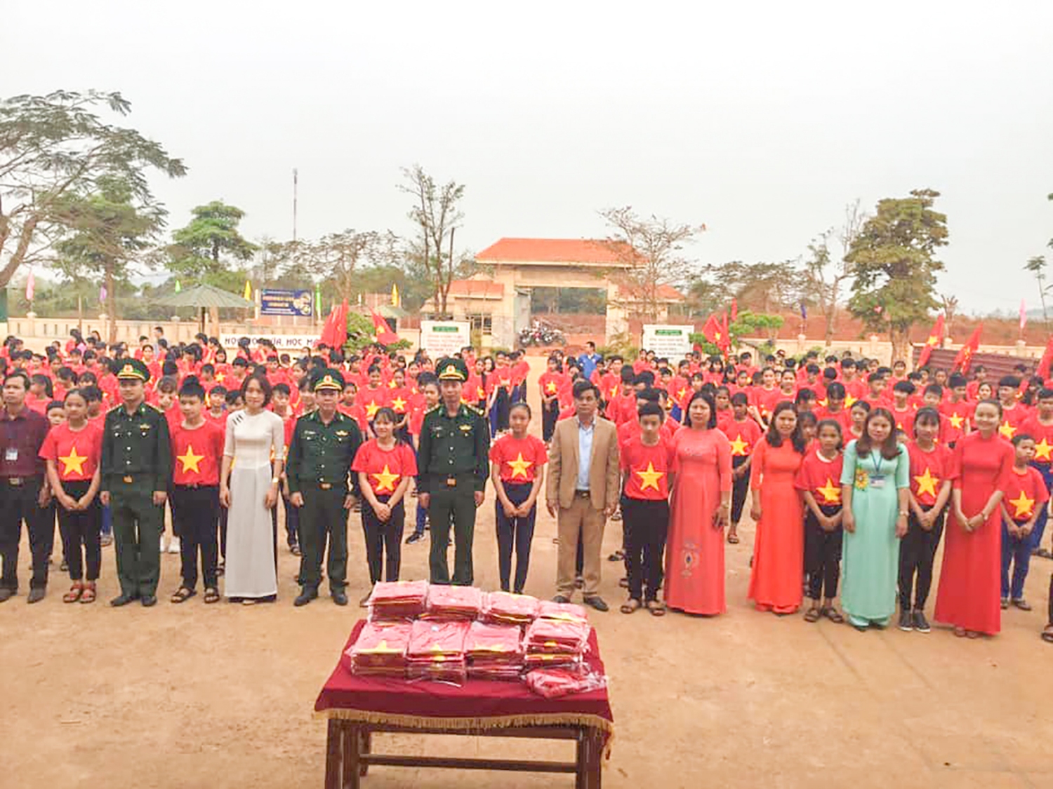 Niềm vui của các em Trường THCS xã Hướng Phùng khi được tặng áo phông có in hình cờ đỏ sao vàng.​