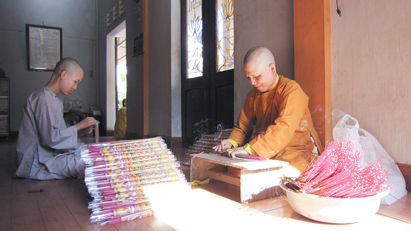 Sư cô Nguyệt Liên (ngồi phía bên phải) đã có nhiều nỗ lực góp sức cùng lực lượng chức năng bảo vệ an ninh Tổ quốc