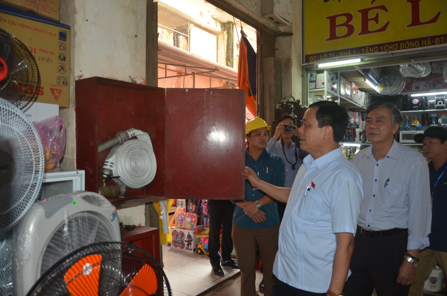 Trưởng Đoàn ĐBQH Hoàng Đức Thắng và các thành viên đoàn giám sát kiểm tra hệ thống PCCC tại chợ Đông Hà