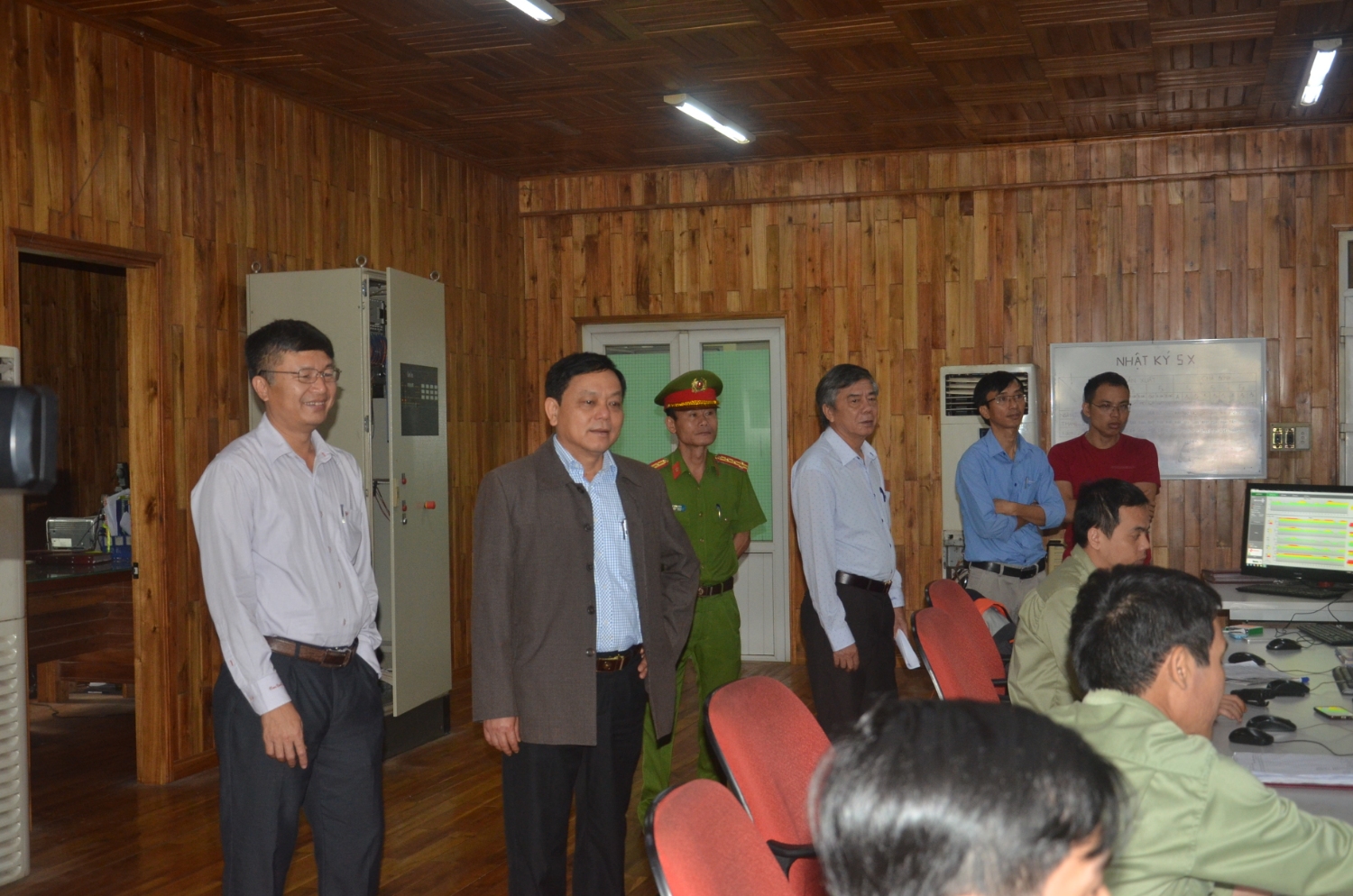 Trưởng Đoàn ĐBQH tỉnh Hoàng Đức Thắng và các thành viên đoàn giám sát kiểm tra công tác PCCC tại Nhà máy gỗ MDF 1, Khu công nghiệp Nam Đông Hà