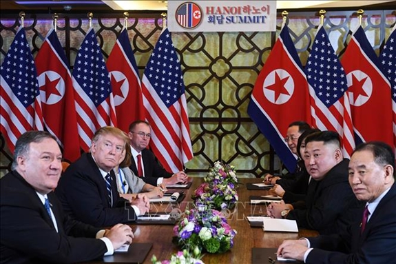 Tổng thống Mỹ Donald Trump (thứ 2, trái) và Chủ tịch Triều Tiên Kim Jong Un (thứ 2, phải) tại cuộc họp mở rộng với các quan chức hai nước trong ngày thứ hai của Hội nghị thượng đỉnh Hoa Kỳ - Triều Tiên lần hai ở Hà Nội, ngày 28-2-2019. Ảnh