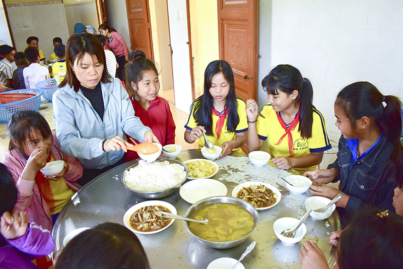 Những bữa ăn tập thể giúp các em học sinh Trường TH và THCS Ba Tầng yên tâm học tập, đảm bảo sức khỏe và duy trì sĩ số​