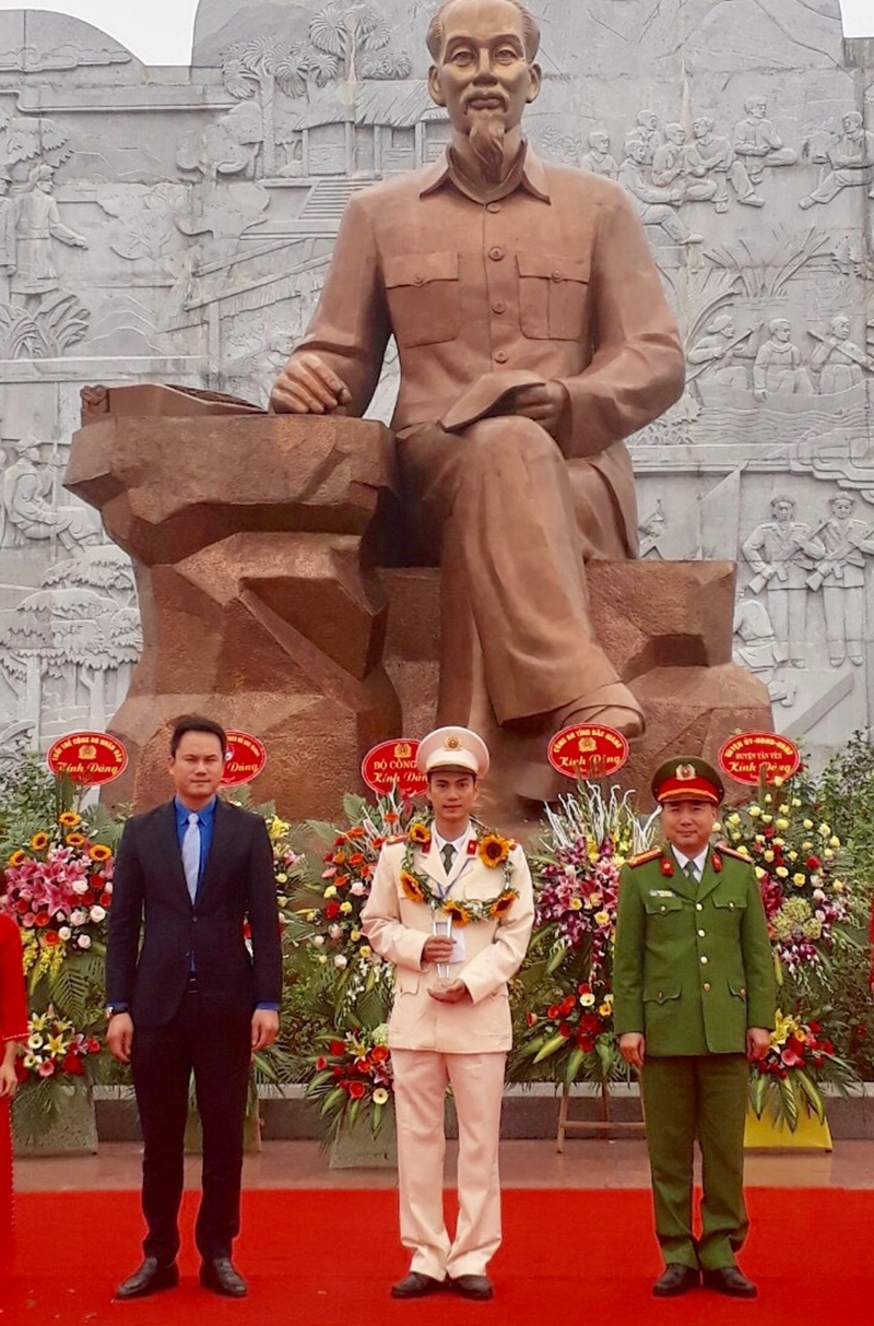 Đồng chí Nguyễn Văn Đức (đứng giữa) tại buổi vinh danh thanh niên tiêu biểu của Bộ Công an