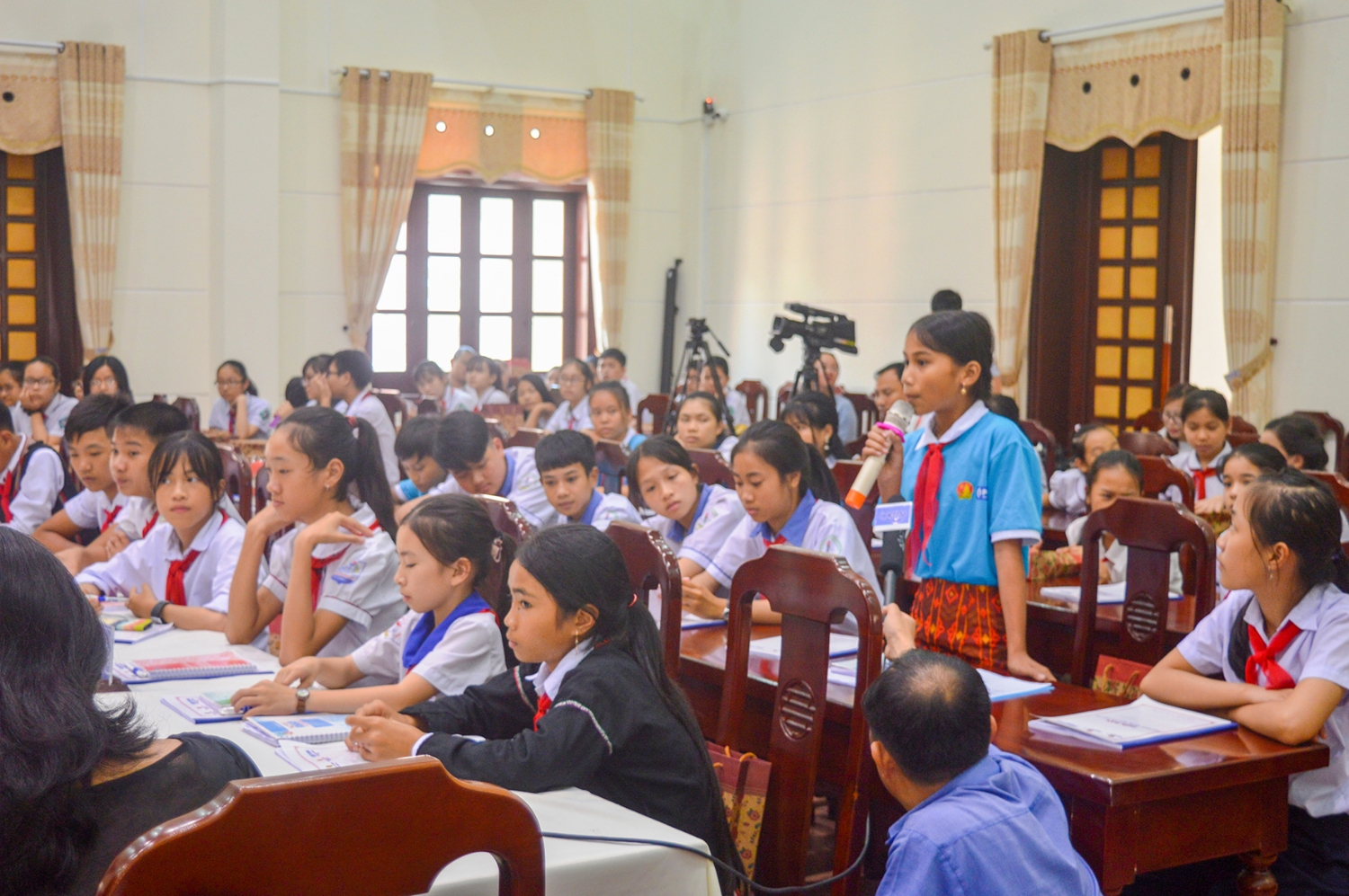 Em Hồ Thị Vai, học sinh Trường THCS Đakrông, huyện Đakrông trình bày ý kiến tại diễn đàn